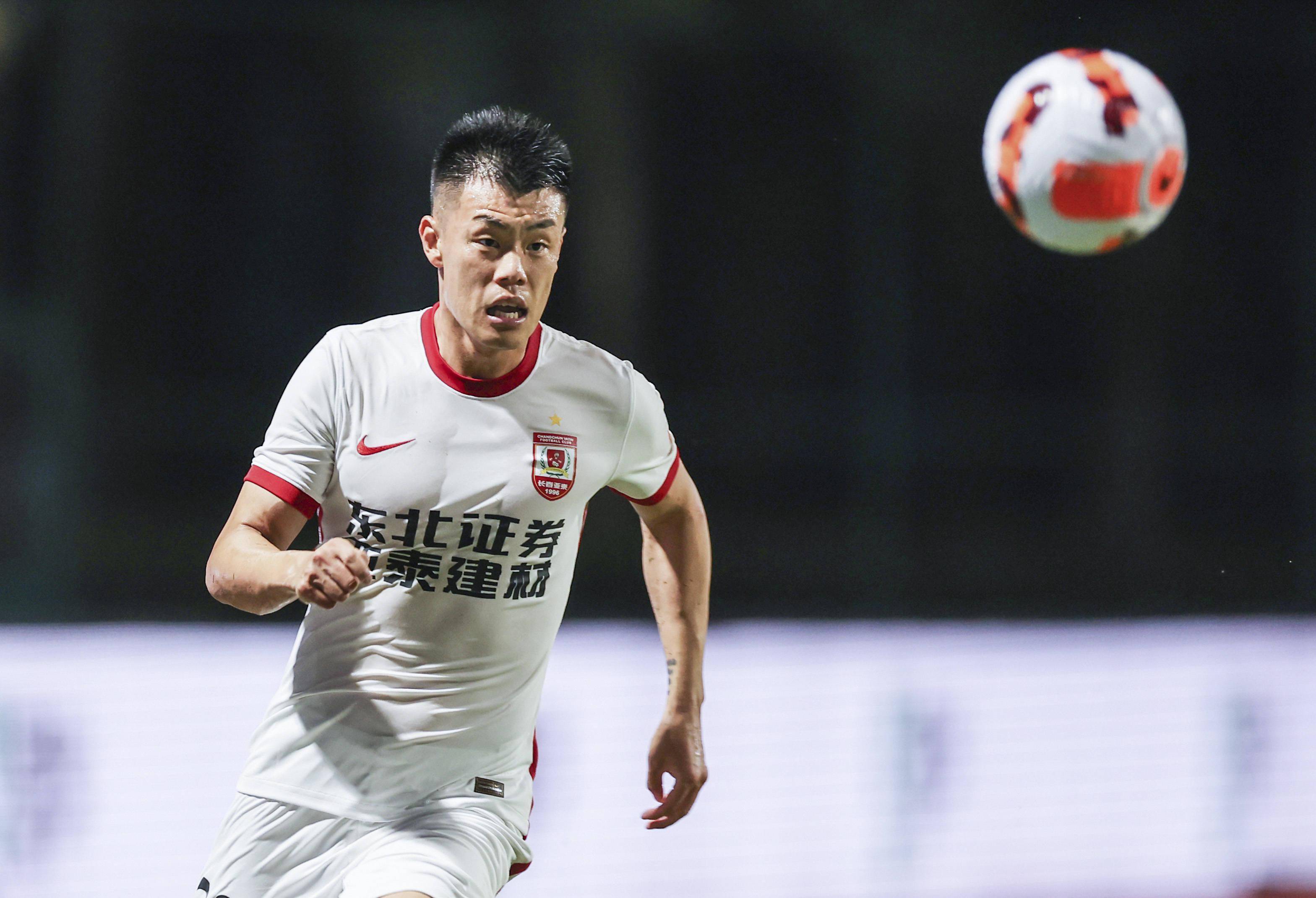 包含长春亚泰主场胜负难分，比分胶着激烈的词条