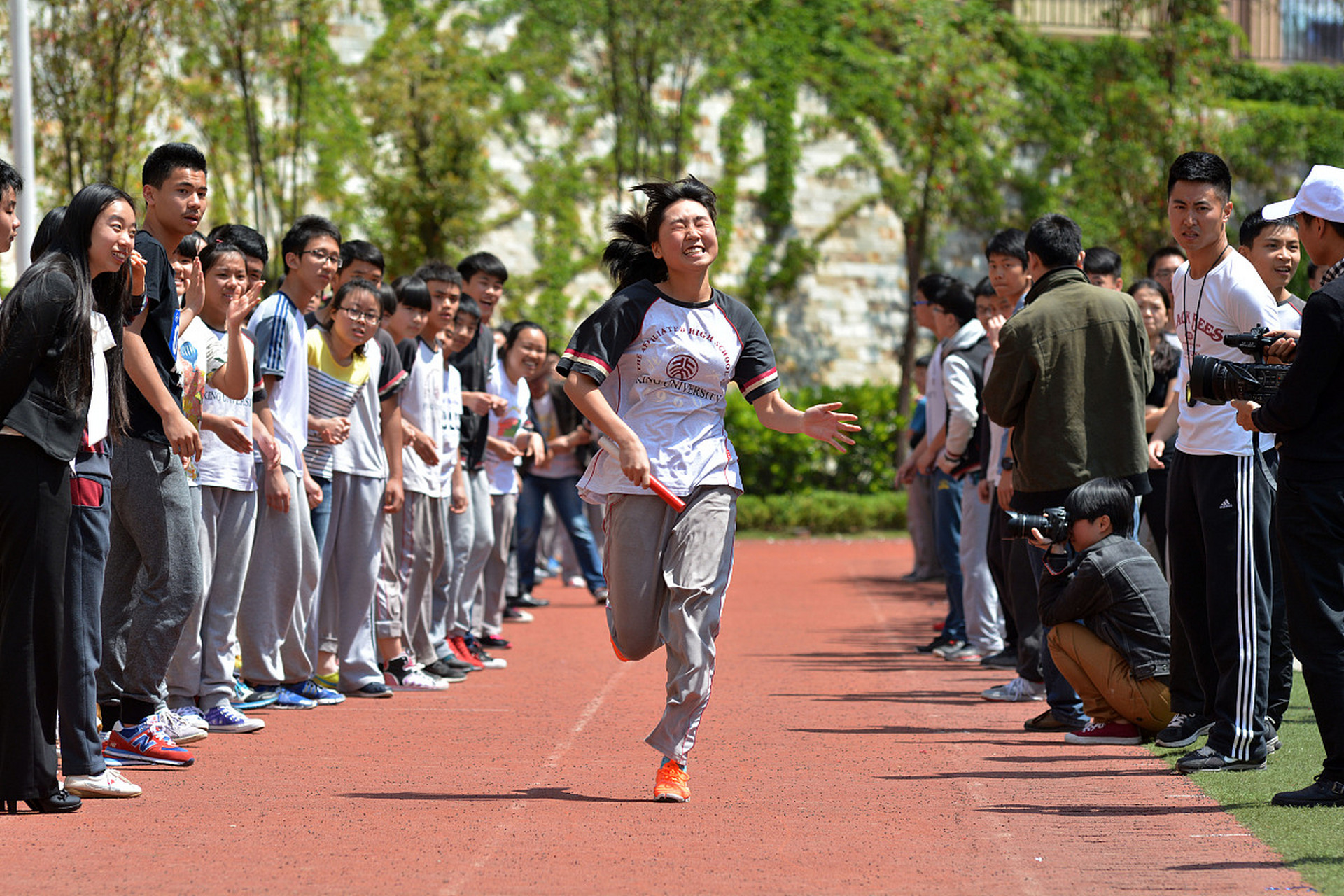 爱游戏官网-队员们在经过激烈比赛后展现出了耐力和毅力