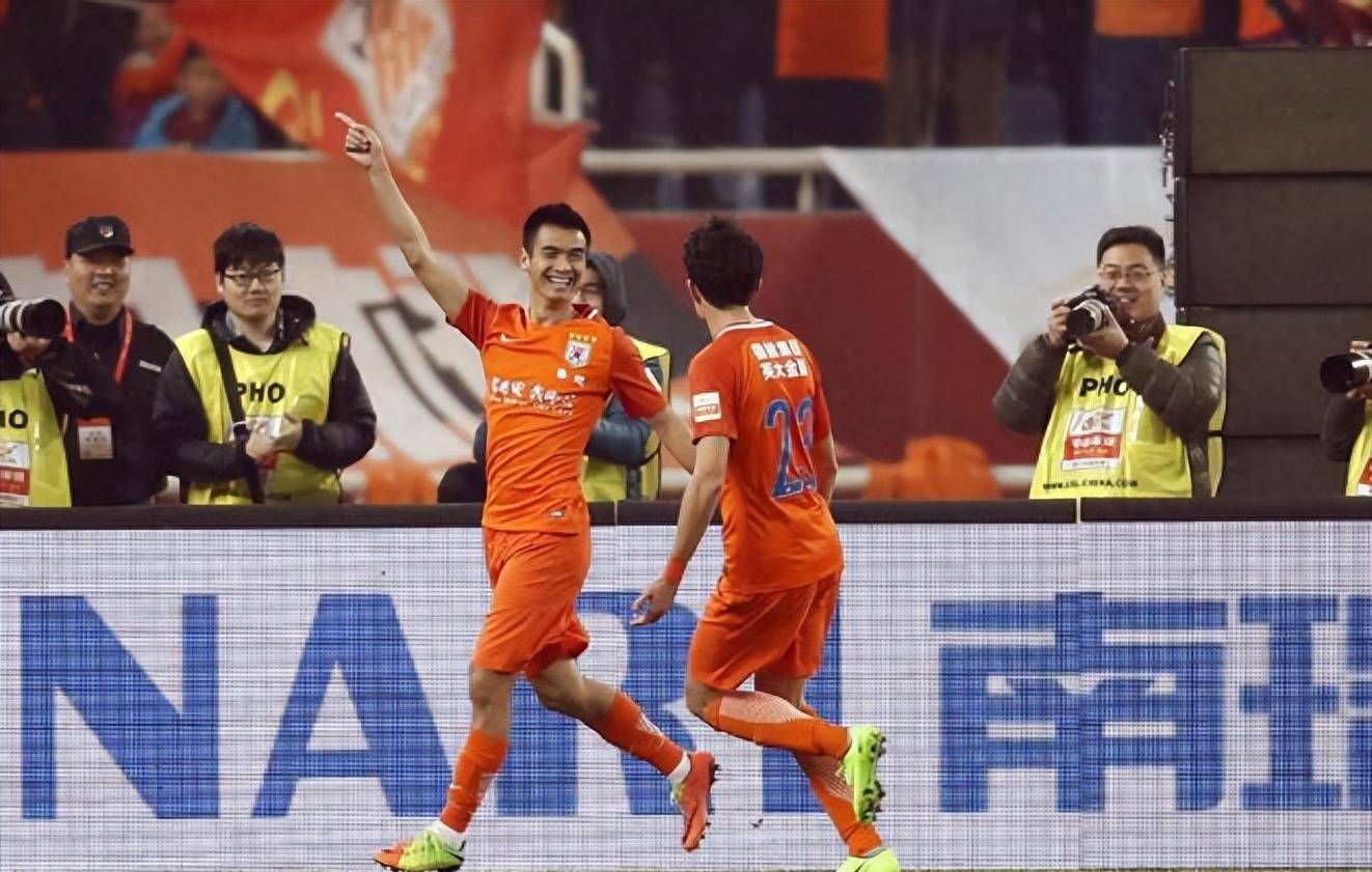 包含多家俱乐部考察新人才，引援工作加速进行中的词条