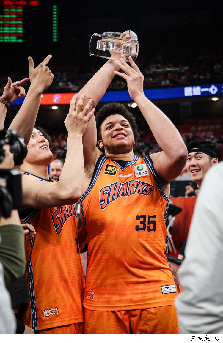 爱游戏官方入口-江苏男篮抢得关键胜利，士气高昂