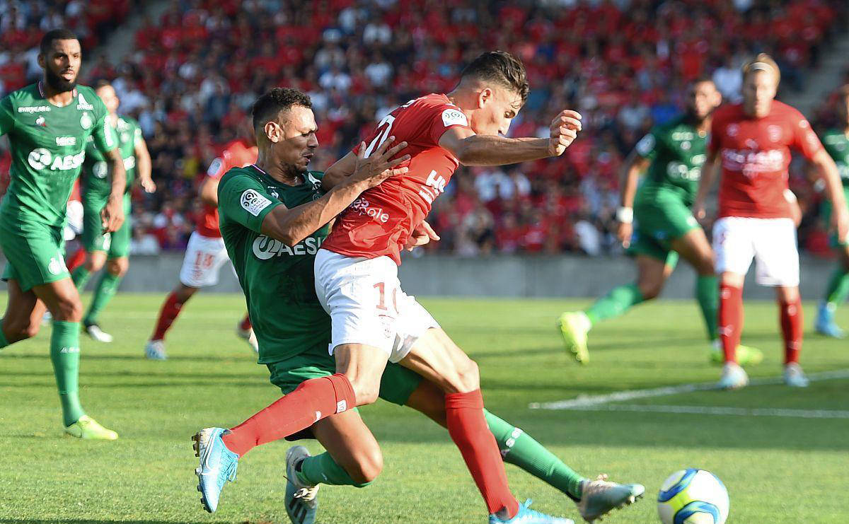 关于巴黎圣日耳曼反击成功，豪取三分的信息