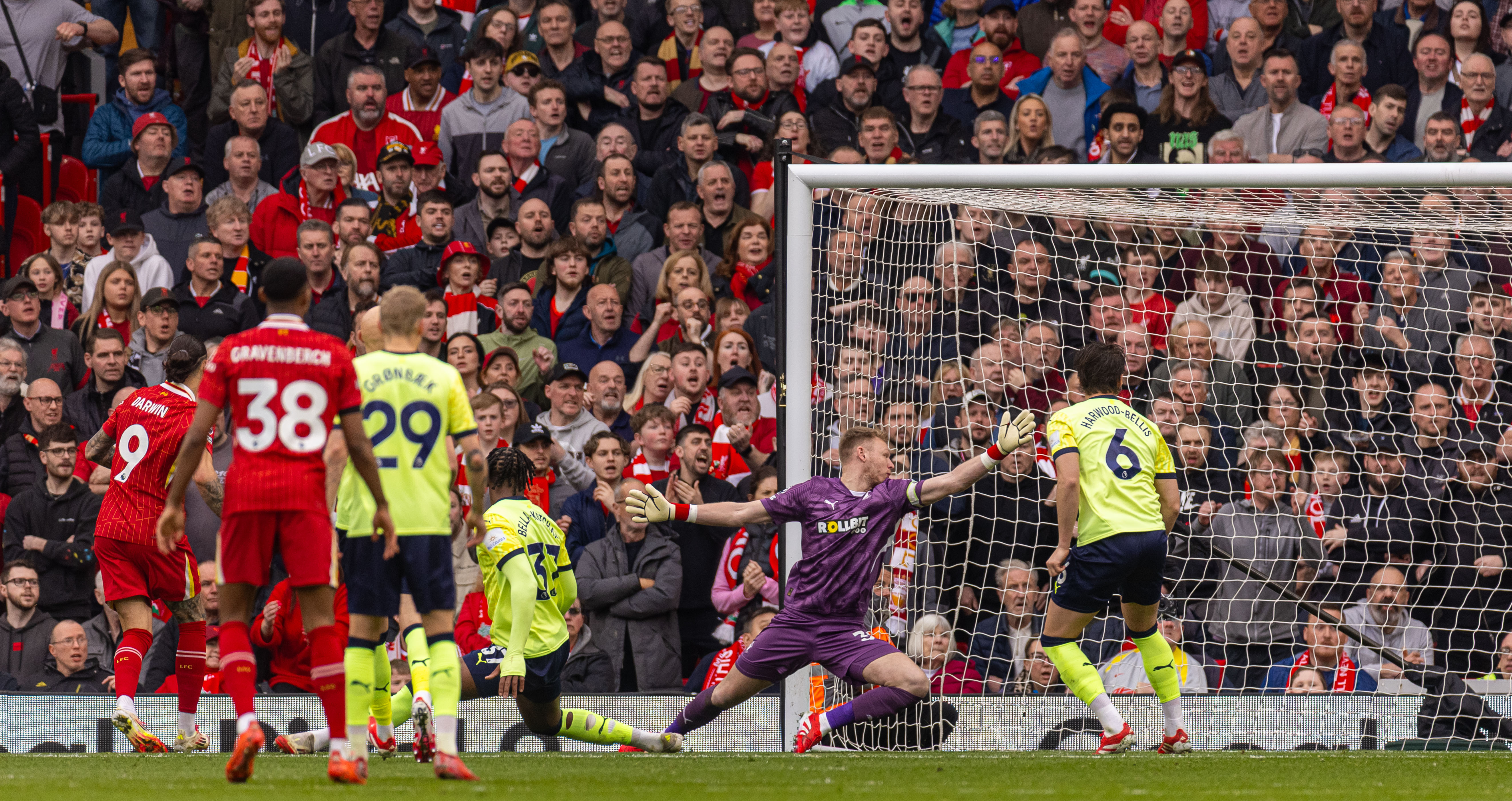 爱游戏体育-利物浦客场胜出，继续领跑英格兰足球