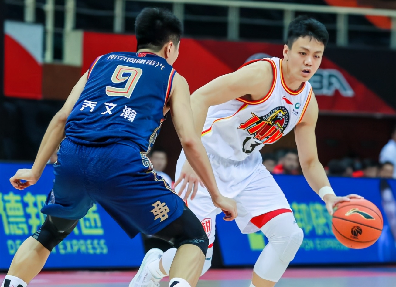 紧要关头扳回一城,球队士气大振备战下一轮的简单介绍 紧要关头扳回一城,球队士气大振备战下一轮的简单介绍