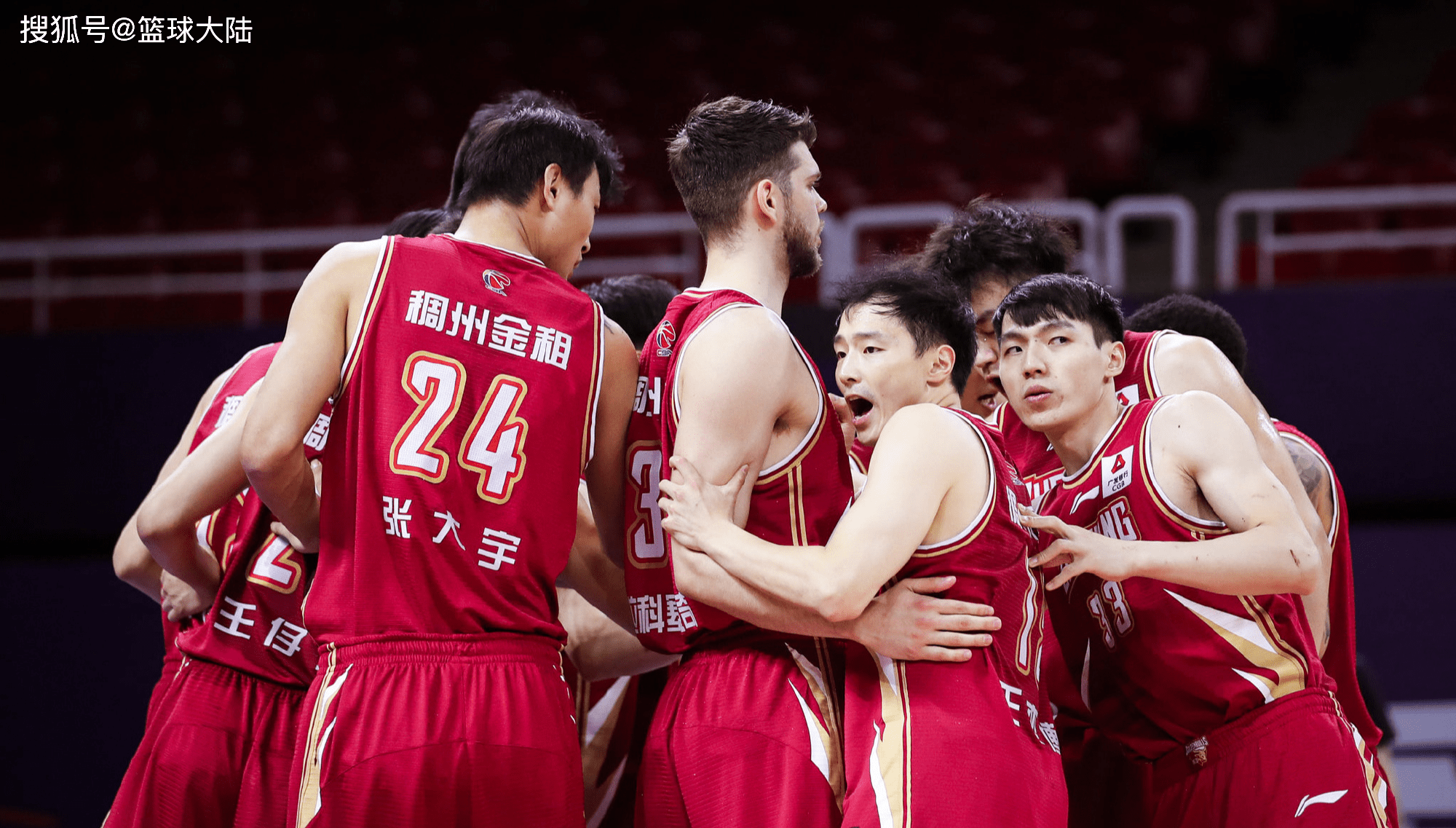 冠军球队在全球赛事中表现强劲，赢得掌声