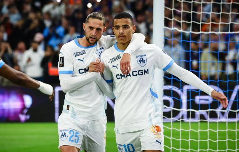 马赛球迷持续助威，场内气氛热烈