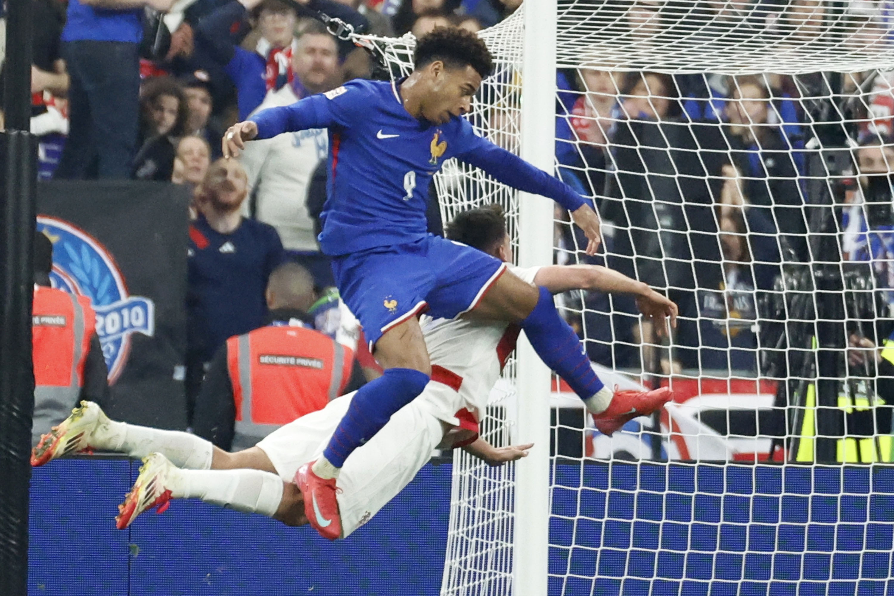 欧国联比赛中球队士气高昂，全力备战下一场对决