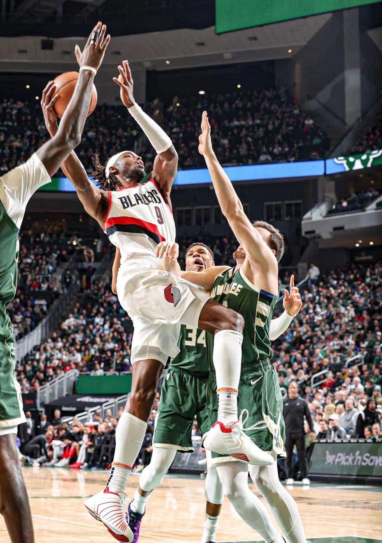 包含雄鹿擒熊！字母哥全能表现带队取胜的词条