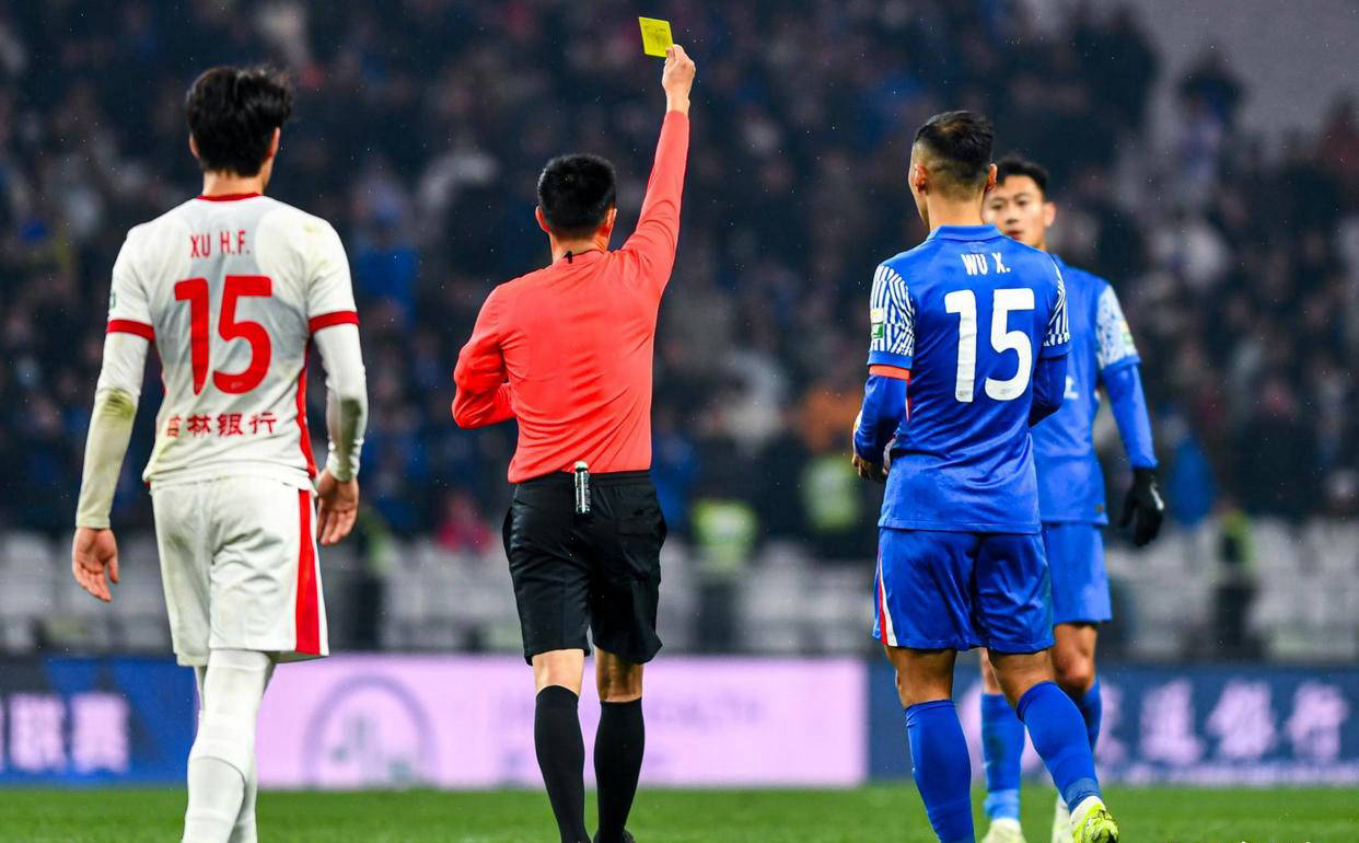 爱游戏娱乐-争议裁判判罚！米尔沃基雄鹿全队上演抗议的简单介绍