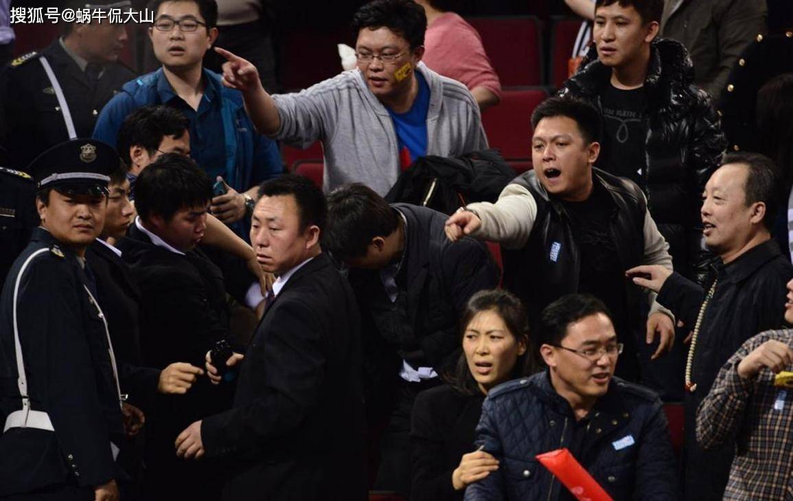 包含情绪高涨，球迷呼声震天欲助球队胜出的词条