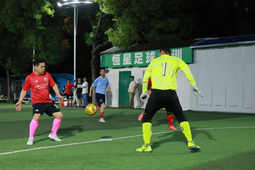 足球比赛成为娱乐健身新选择 足球比赛成为娱乐健身新选择