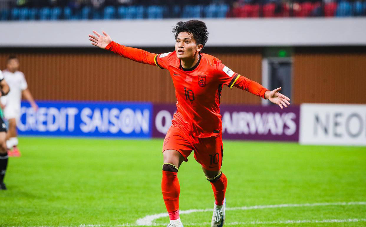 爱游戏体育-立足赛场，中国足球队晋级全国顶级