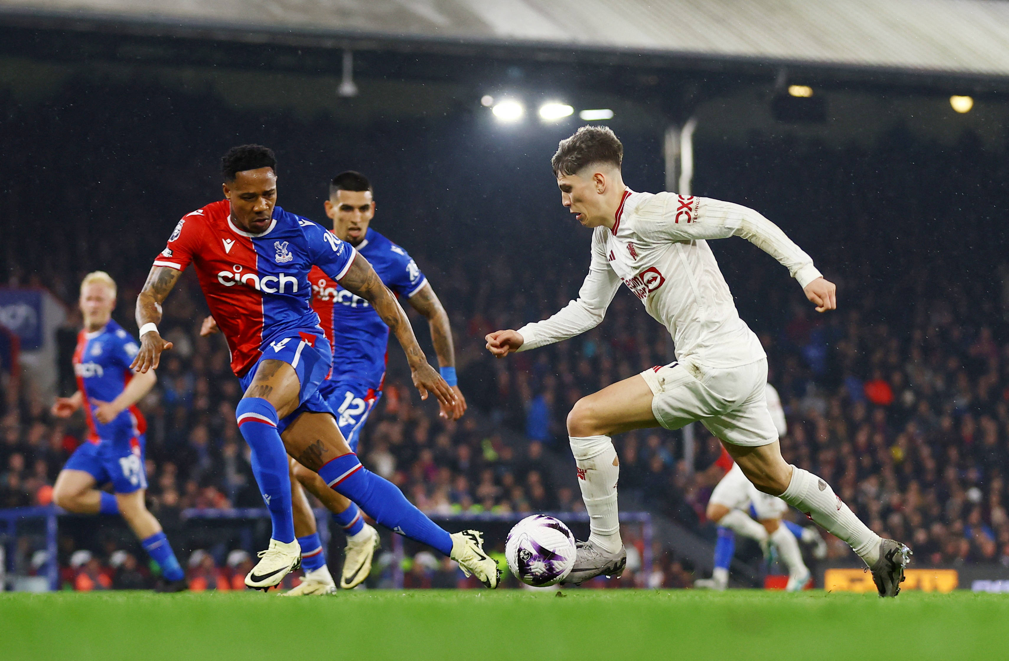 爱游戏下载-阿斯顿维拉主场大胜，保级成功前景一片光明