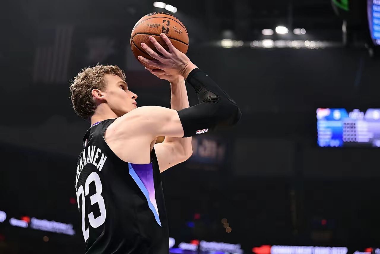 爱游戏-爵士锋卫完美三分波赢得比赛，球队士气高涨