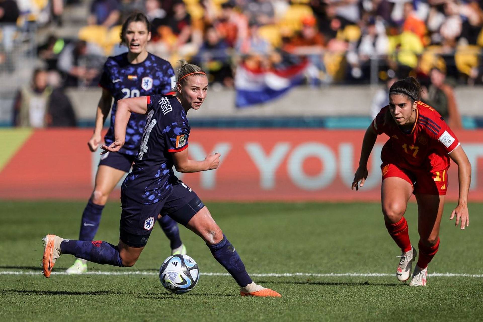 荷兰女足赢得胜利，挺进半决赛