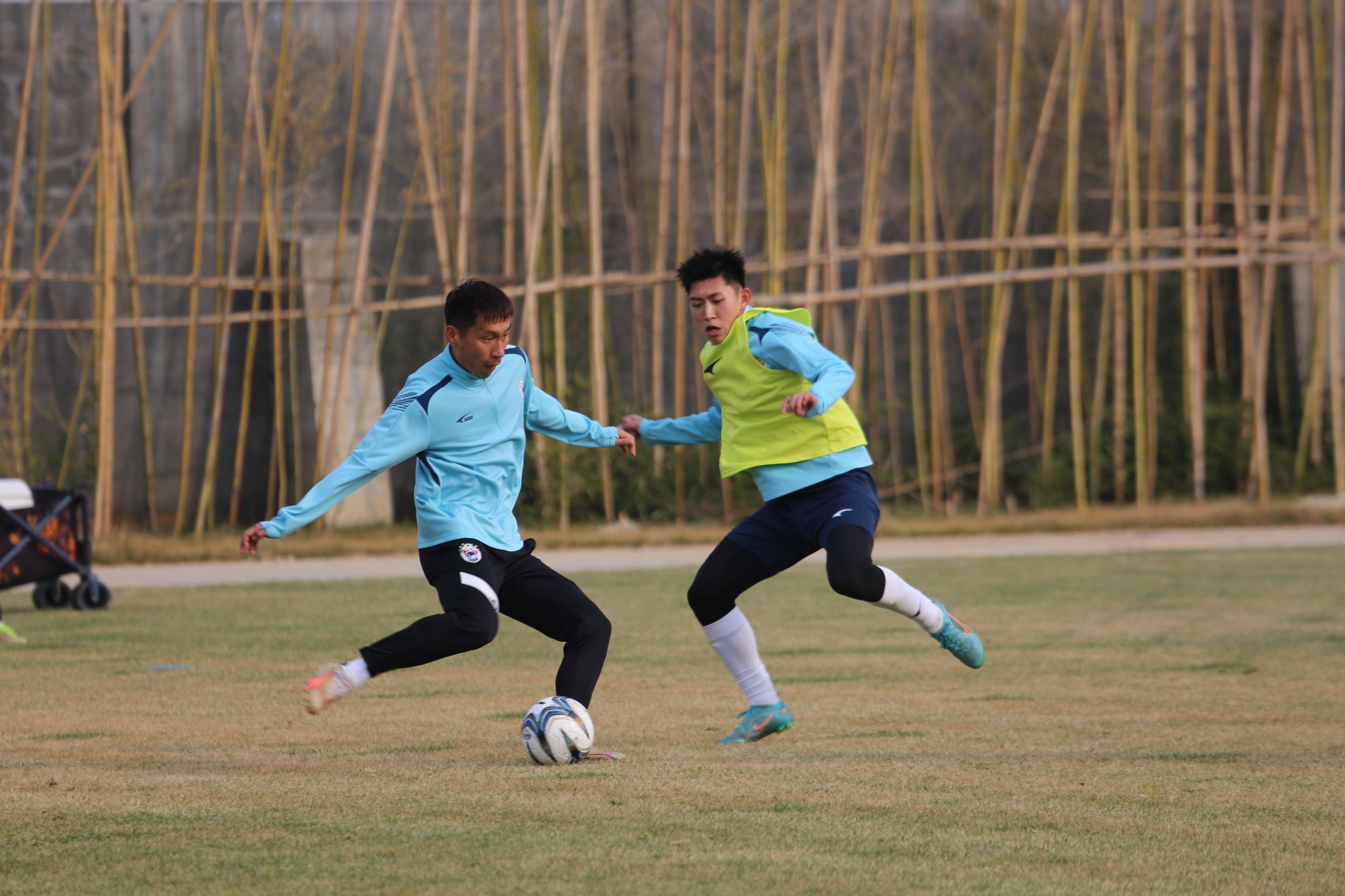 爱游戏官方-关于球员训练备战，积极准备新赛季的信息