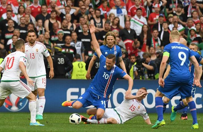 爱游戏下载-欧预赛上演胜负之争，球员斗志昂扬