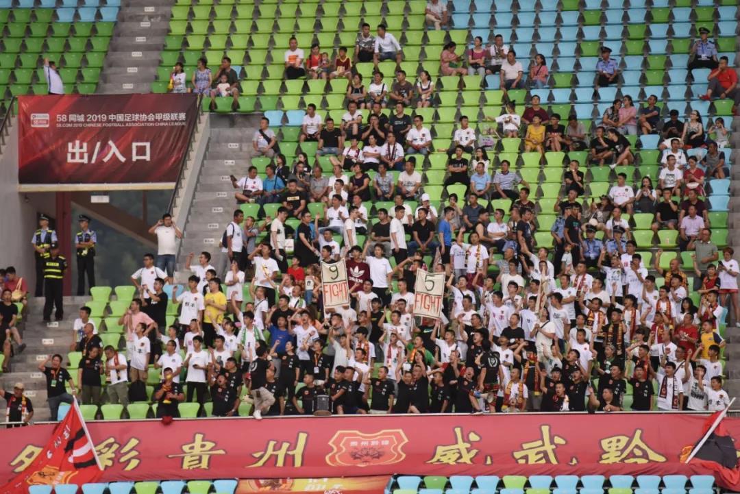 爱游戏官网-青岛黄海主场大胜，取得联赛三连胜