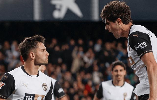 包含瓦伦西亚神奇逆转，力压对手取胜的词条