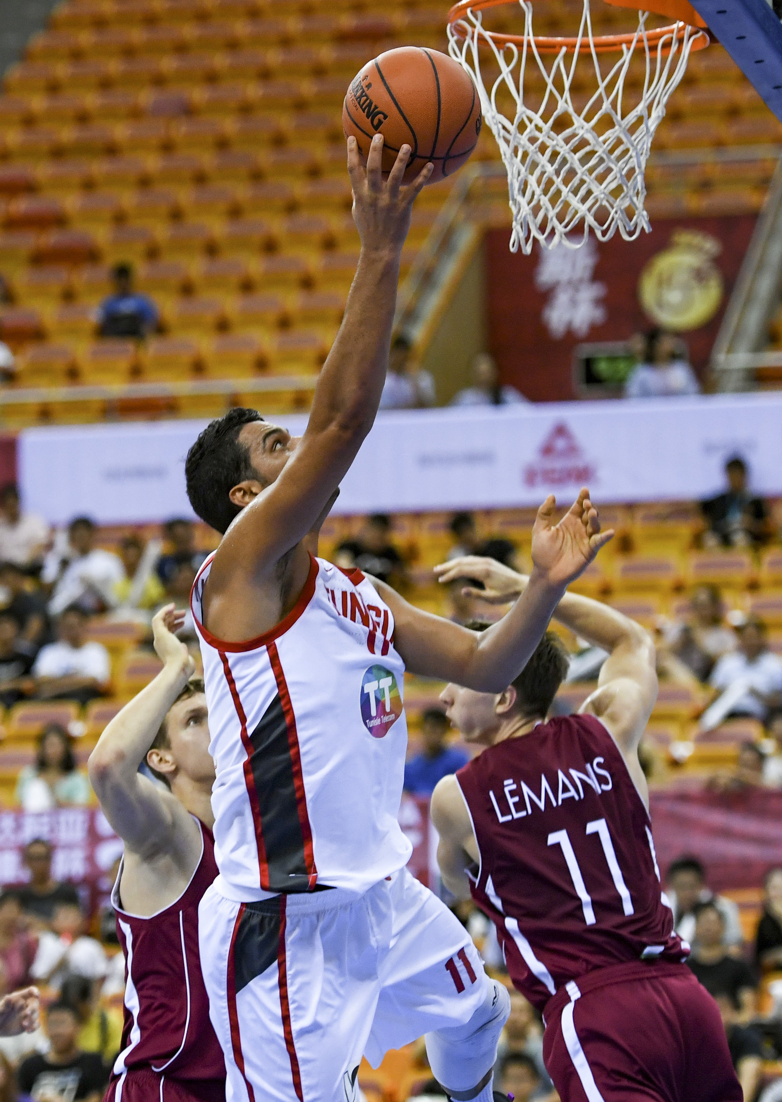 突尼斯篮球明星备战球季,迎接新挑战 突尼斯篮球明星备战球季,迎接新挑战