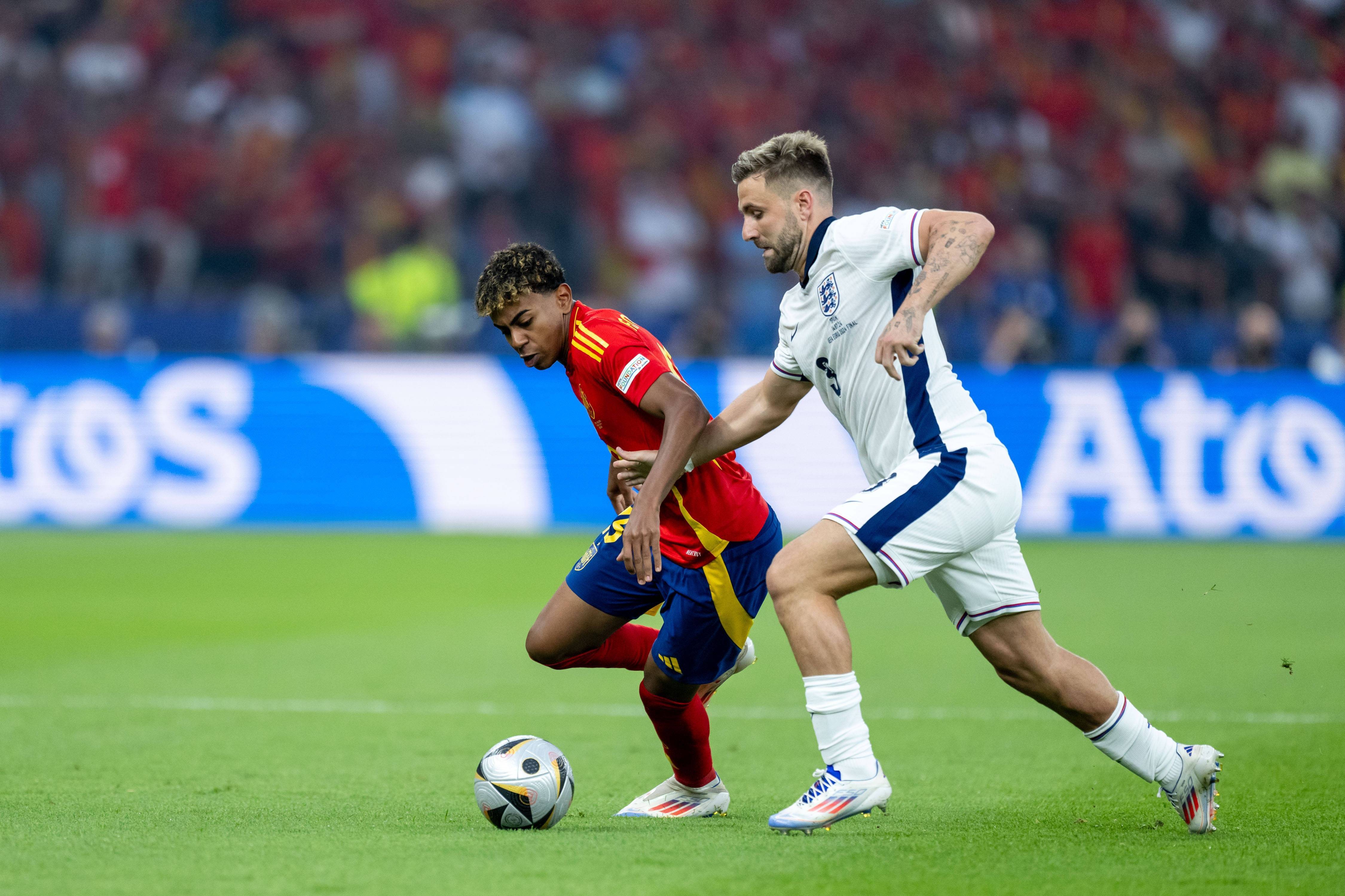 爱游戏在线-欧洲杯预选赛精彩瞬间，球迷欢呼雀跃