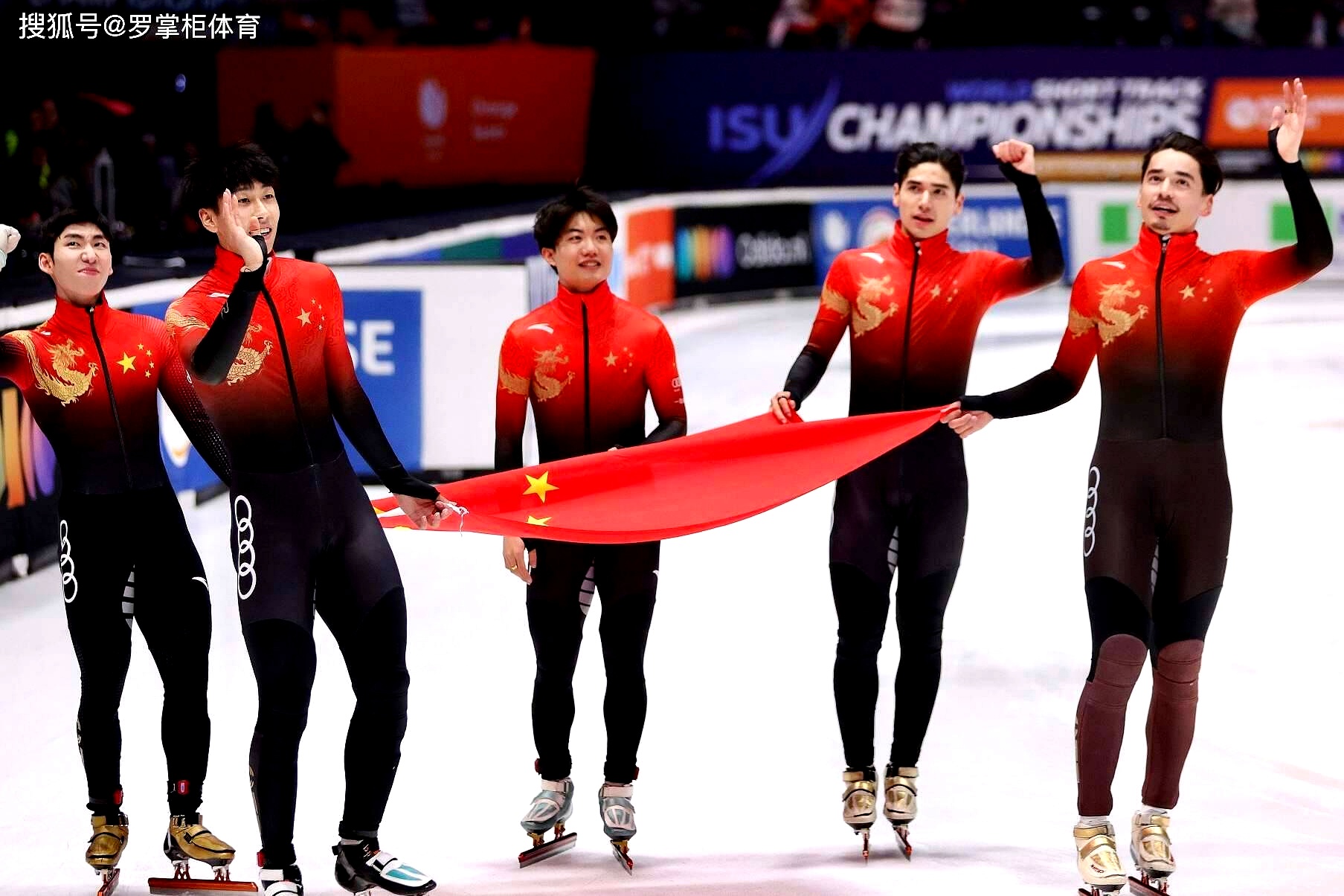 比赛中球员身体对抗,争球强度达到高峰 比赛中球员身体对抗,争球强度达到高峰