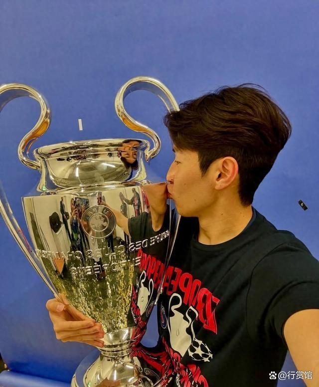 爱游戏体育-大巴黎一席演出，轻松击败晋级四强