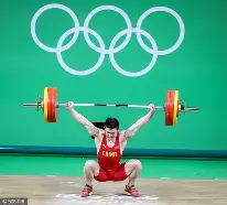 举重冠军力挫对手，赢得眼球