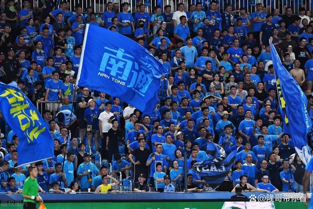 激情比赛引得球迷狂热呐喊声不绝