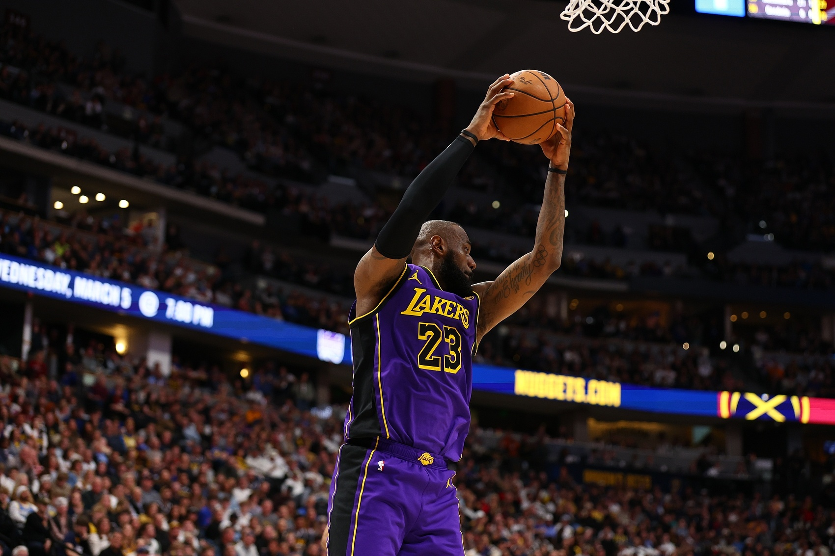 爱游戏-包含NBA西部强强对决：湖人力克快船保持不败的词条