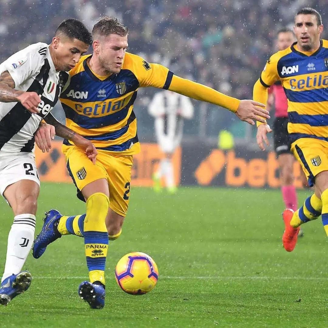 关于风格各异的沙尔克和AC米兰交锋，胜者晋级的信息