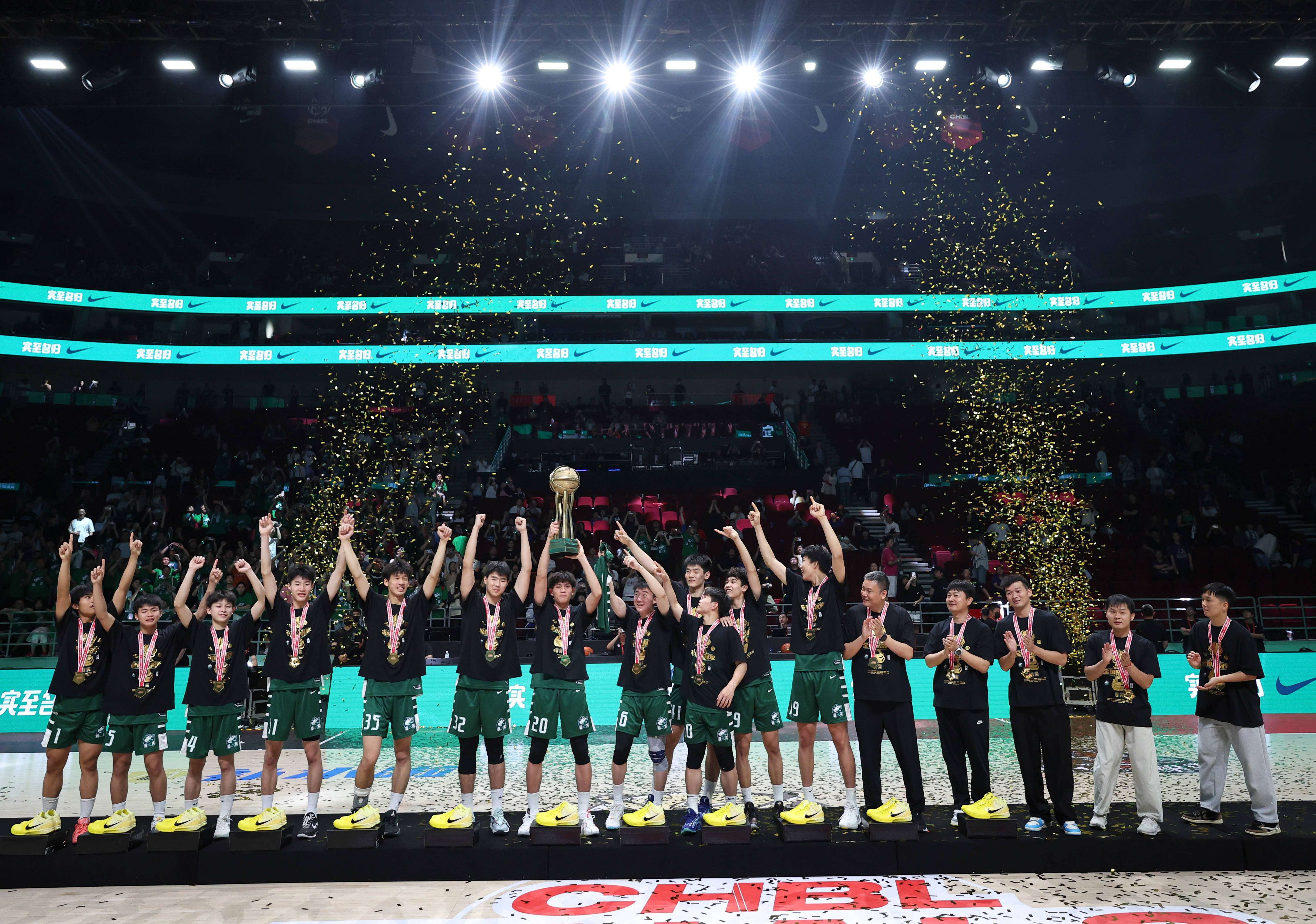 球场上风云变幻，中国篮球联赛精彩纷呈