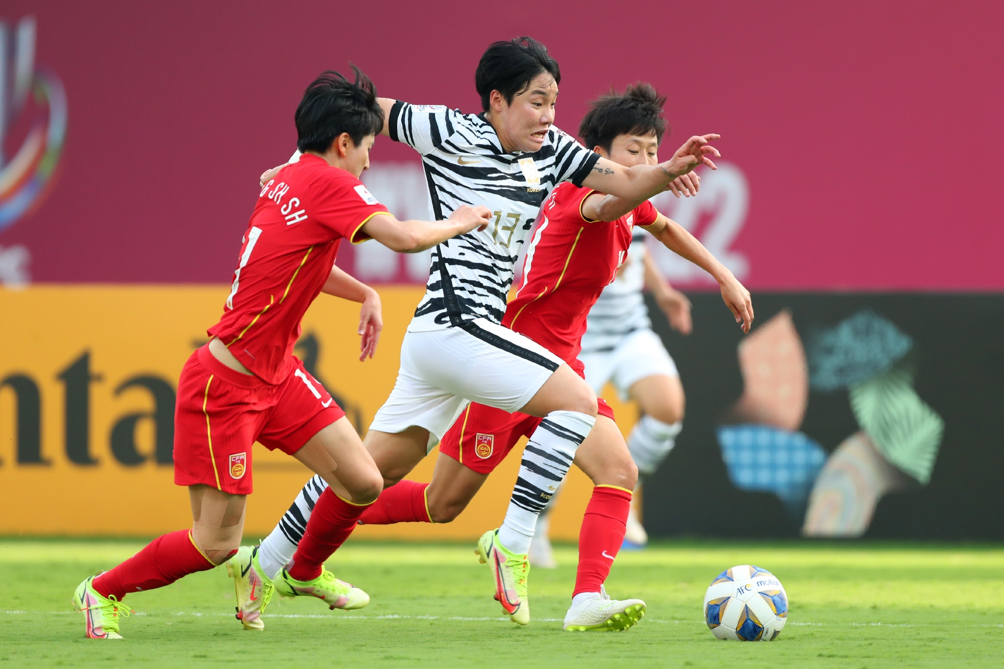 扬眉吐气:女足队员精神状态高昂的简单介绍 扬眉吐气:女足队员精神状态高昂的简单介绍