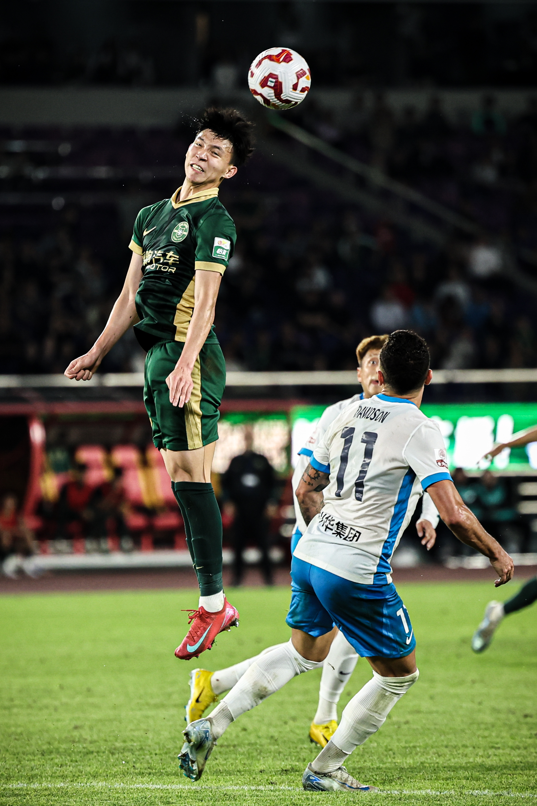 爱游戏-杭州绿城球队备战如火如荼，迎接挑战信心十足