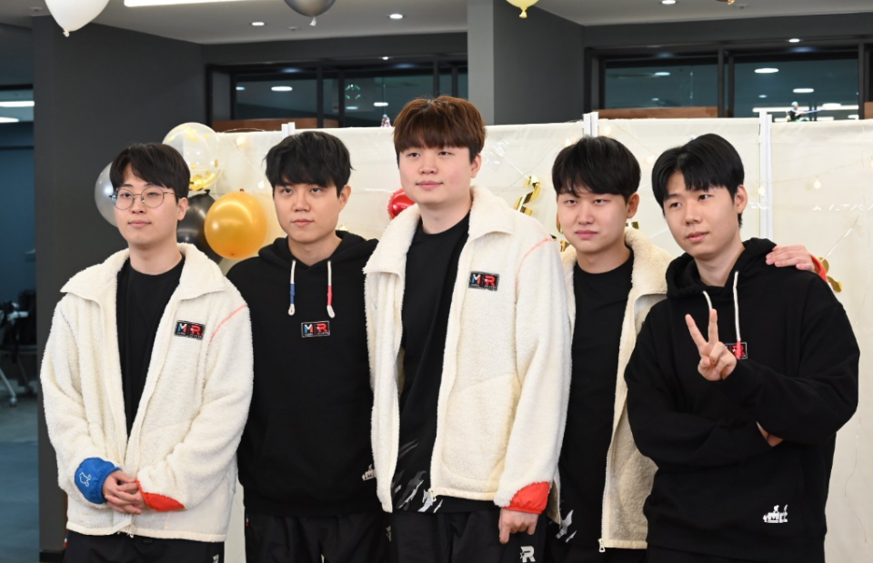 爱游戏tv-KT险胜LGD，Keria操刀奇招英雄翻盘激烈交锋小组赛，让粉丝疯狂欢呼