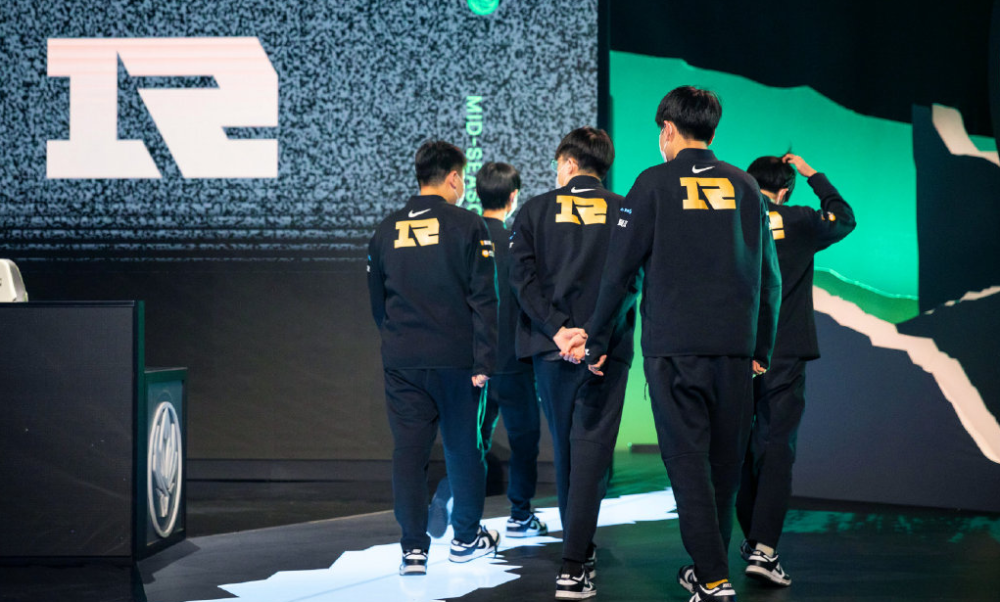 爱游戏tv-RNG翻盘SHR，Knight极限生还后反打激烈交锋成都决赛之夜，点燃全场激情