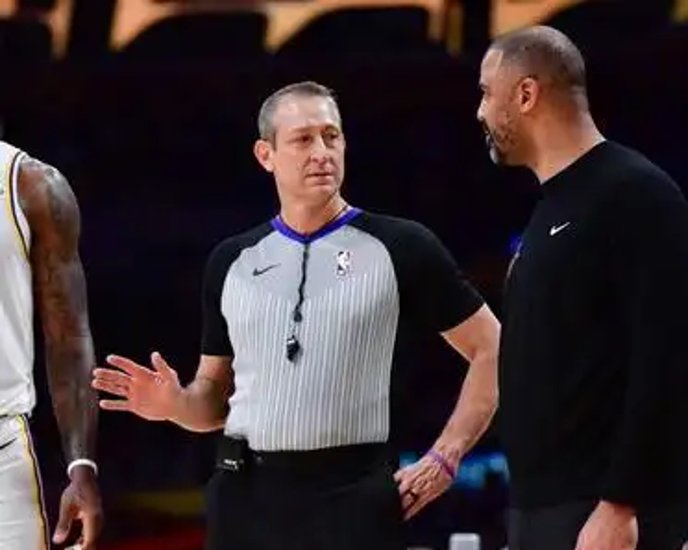 爱游戏娱乐-勇士队丢掉比赛优势，惨遭灰熊队反超的简单介绍