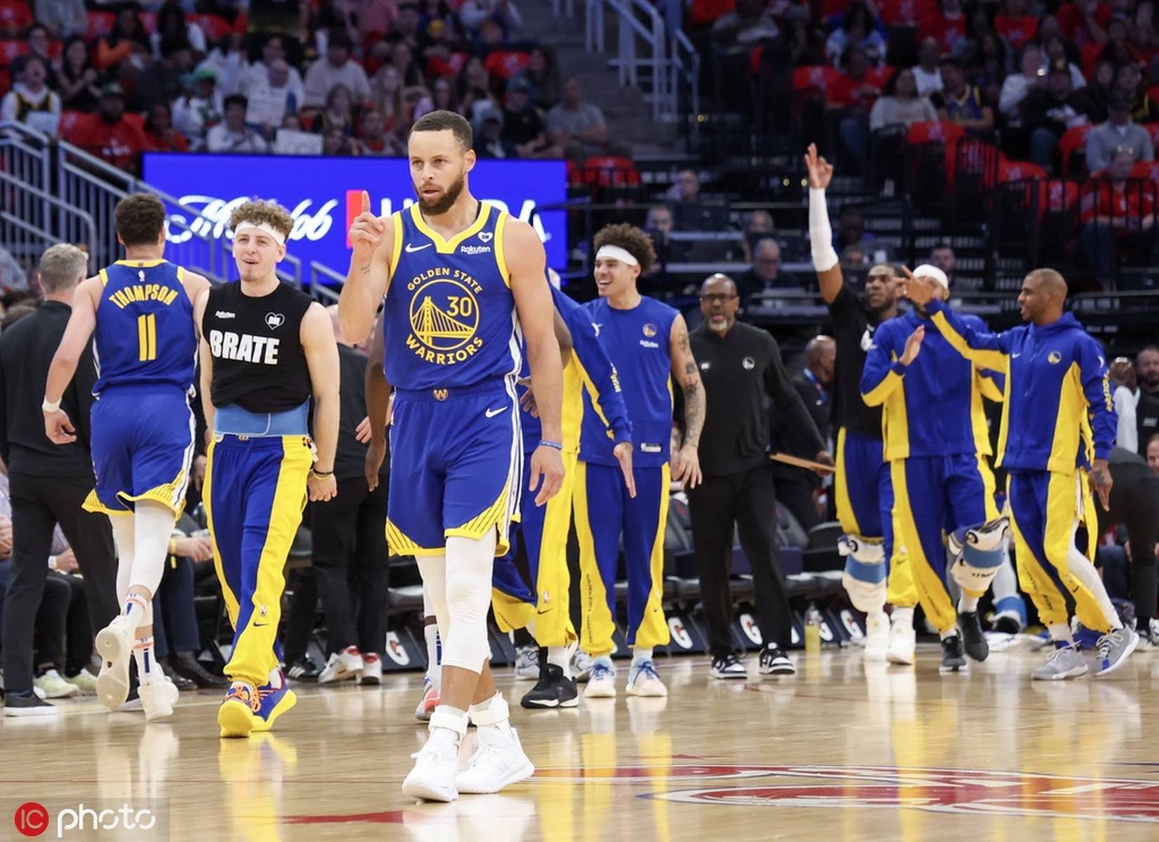 勇士再胜火箭，库里再砍50+进入史诗级别