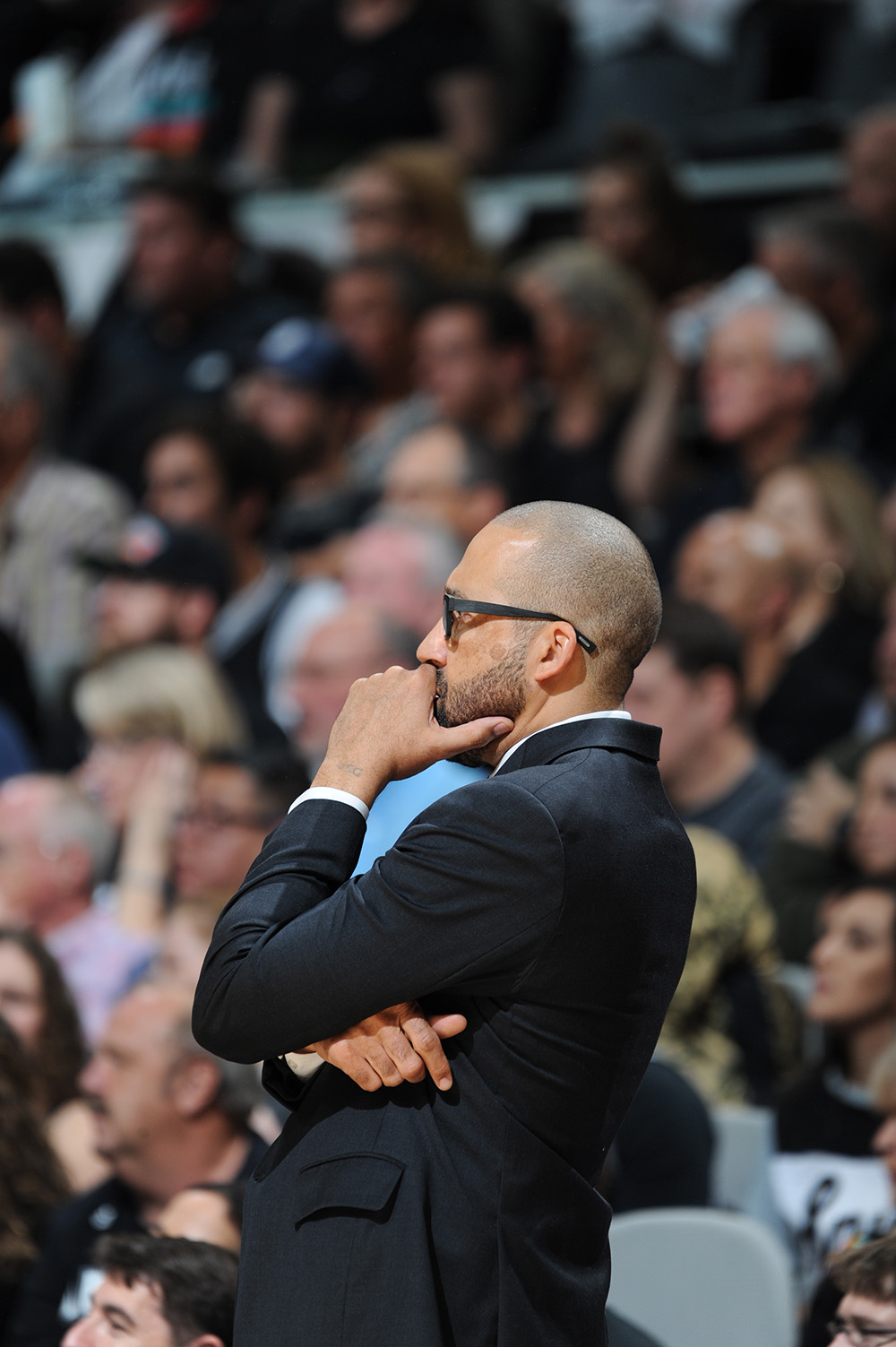 老鹰队主帅因健康原因请假,助教代理指挥 老鹰队主帅因健康原因请假,助教代理指挥