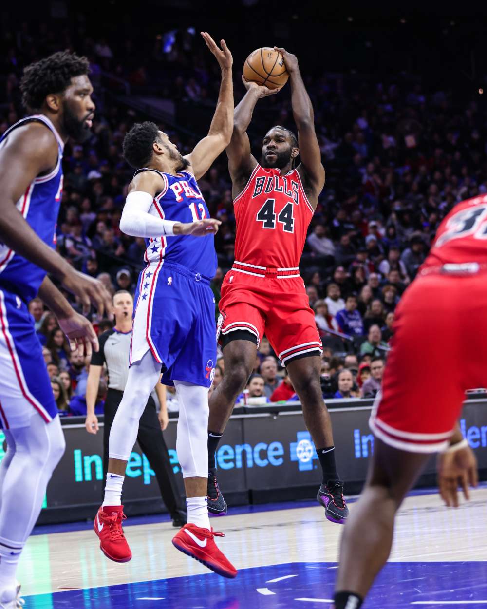 76人客场大胜奇才,恩比德砍下三双表现神勇 76人客场大胜奇才,恩比德砍下三双表现神勇