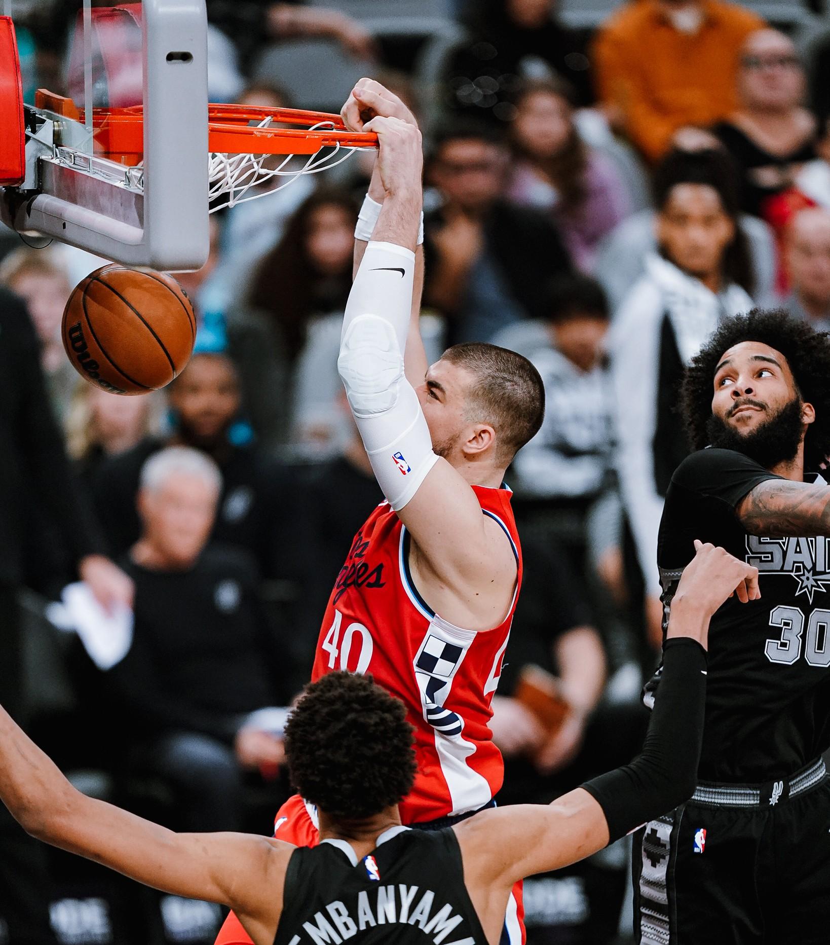 马刺复仇成功,领先优势拉大 马刺复仇成功,领先优势拉大