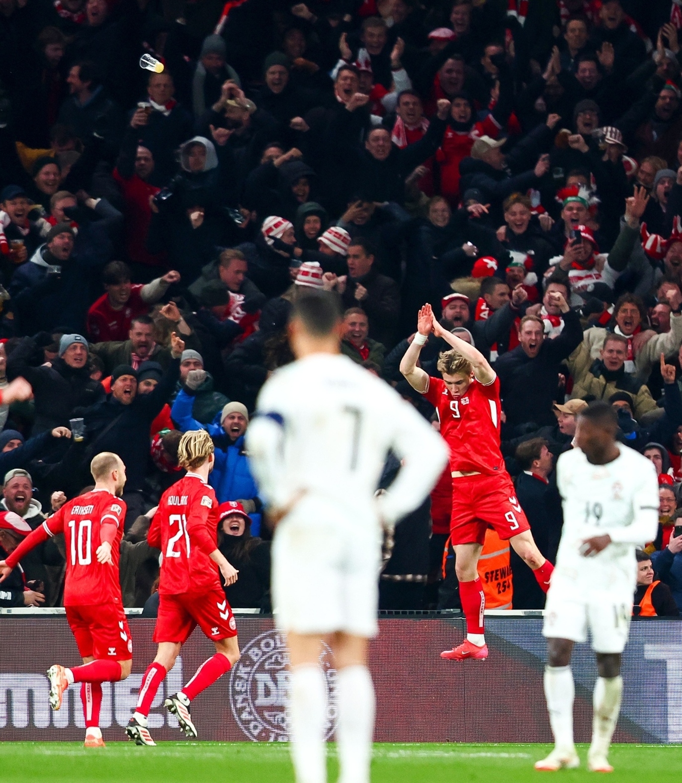 爱游戏在线-英格兰队欧预赛赢球无数，球迷欢呼连连