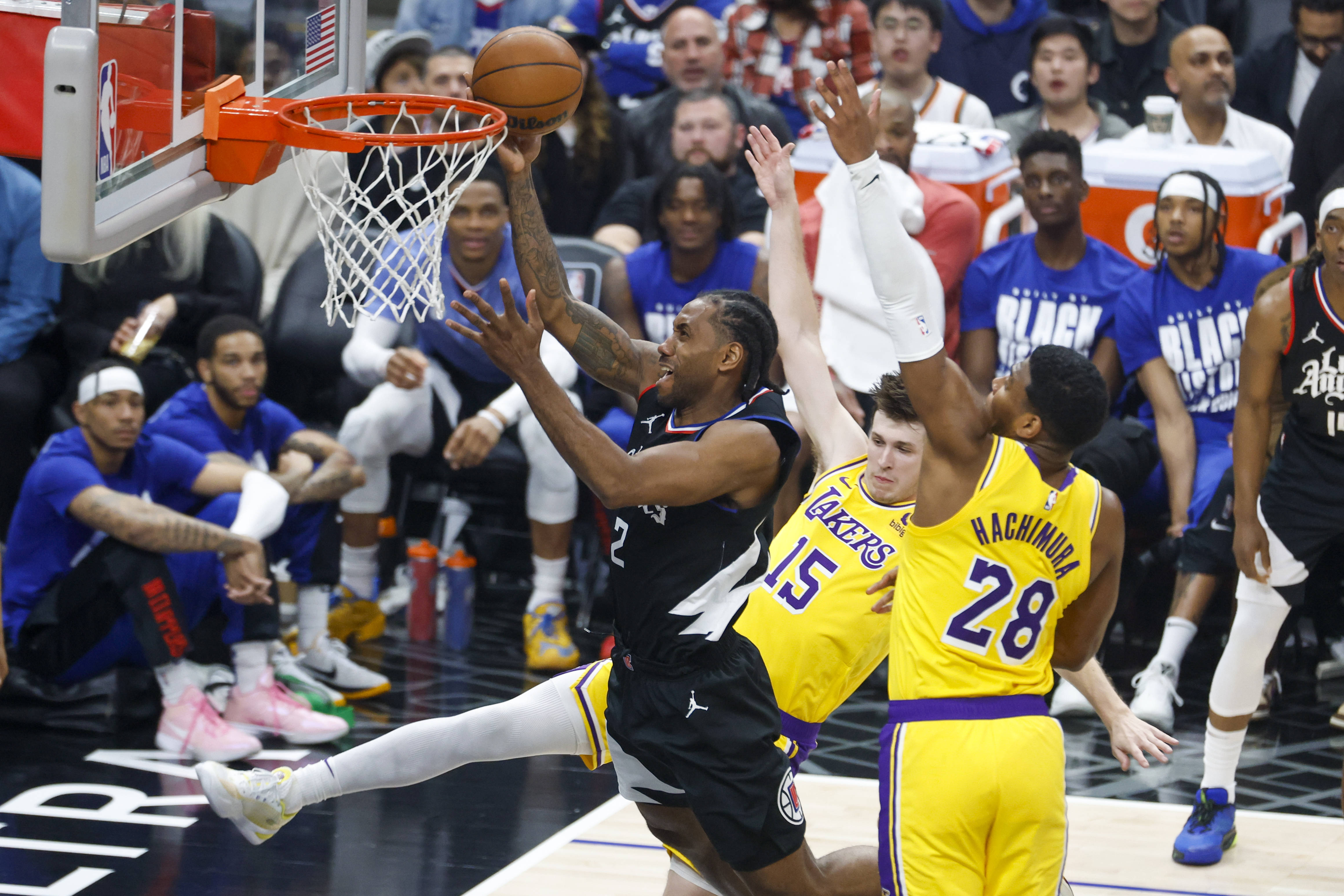 包含篮球赛事火热进行中，球员们展现出色表现的词条