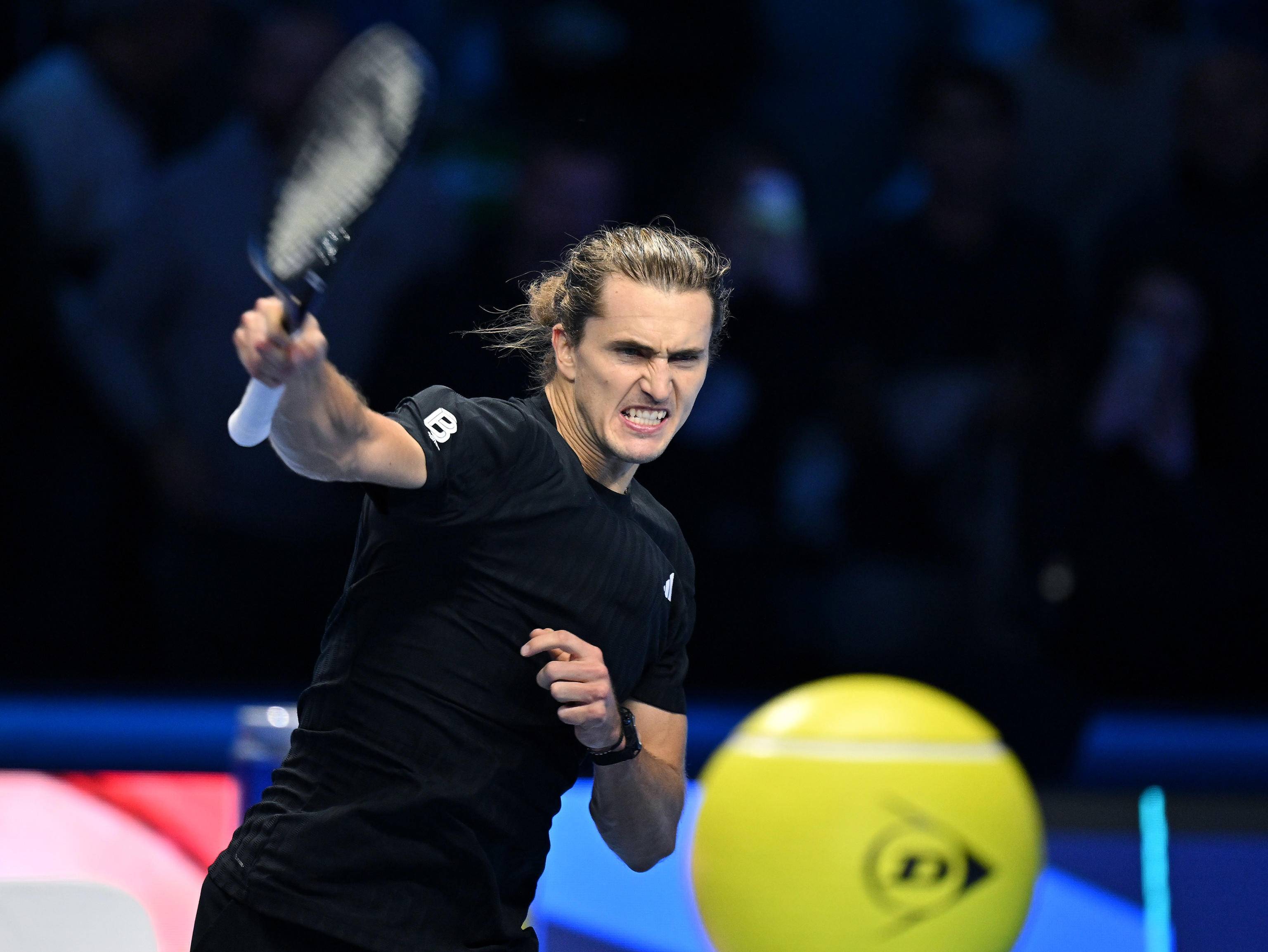 关于英国网球队翻盘德国网球队，兹维列夫打破历史纪录的信息